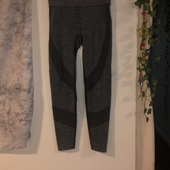 Victoria’s Secret Pink small gray sport leggings - Picture 4 of 9